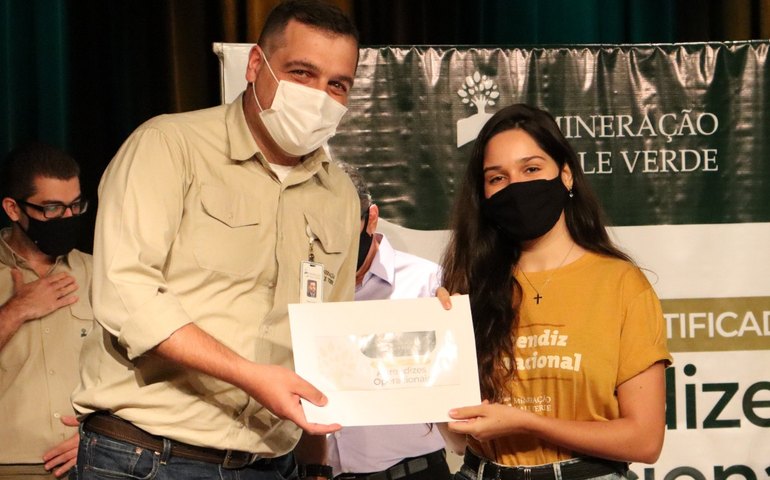 Mineração Vale Verde entrega certificado a aprendizes de Operação de Planta