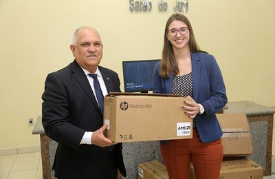 Presidente do TJ entrega computadores e ordena reparos em São José da Tapera