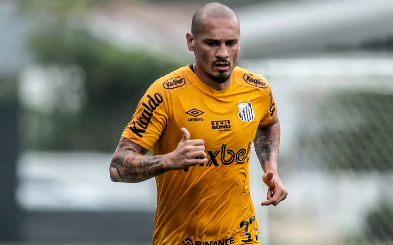 Orlando Ribeiro prevê retorno de Maicon ao Santos no fim de semana