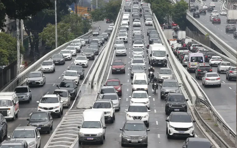 Marginal Tietê permanece interditada devido a buraco na pista central