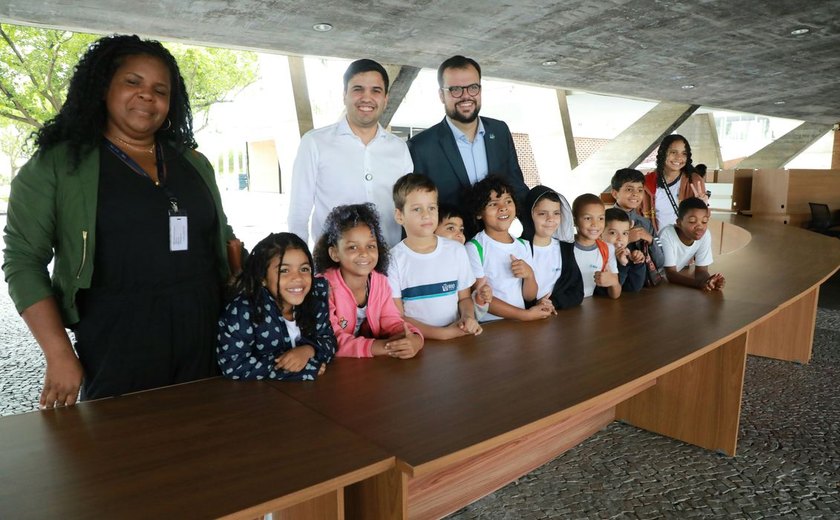 Mesas do G20 são doadas para escolas públicas do Rio de Janeiro