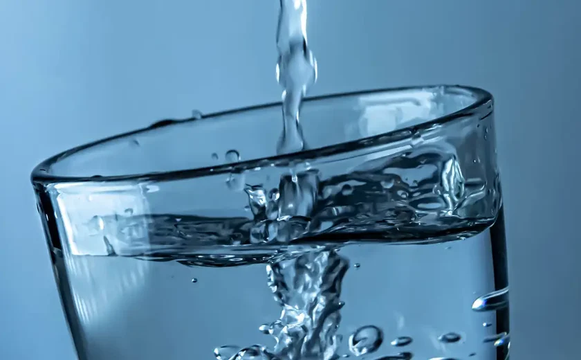 Beber água durante as refeições faz mal? Veja o que acontece se ingerir líquidos no almoço ou jantar