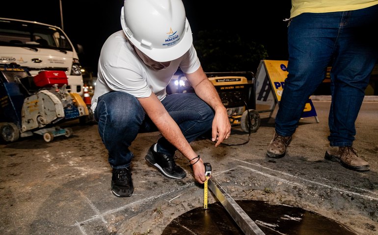 Operação Tampa Bueiro avança com serviços em ruas do Centro de Maceió