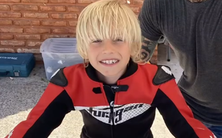 Morre motociclista argentino de 9 anos após acidente em competição em Interlagos