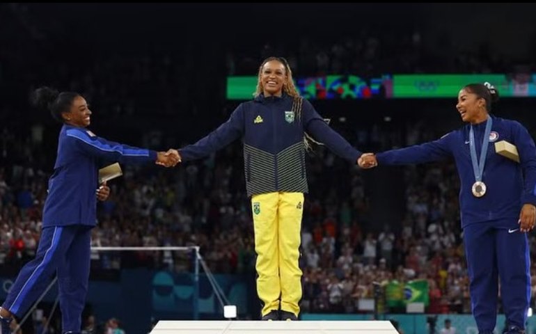 Anitta exalta Rebeca Andrade: 'Essa rainha usou minha música durante toda a competição'