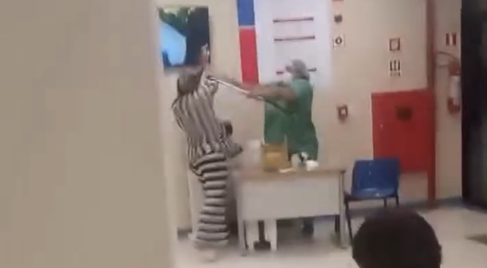Paciente partiu para cima de enfermeira, que revidou aplicando golpes com uma muleta / Foto: Reprodução