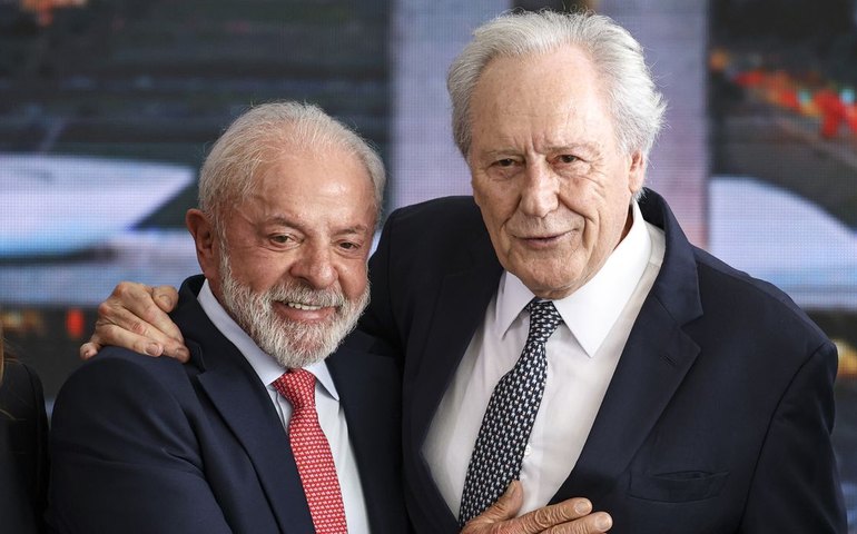 Lewandowski entrega carta de demissão do Ministério da Justiça a Lula