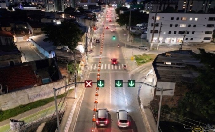 Serão instalados pórticos com focos semafóricos indicando o sentido operacional das faixas