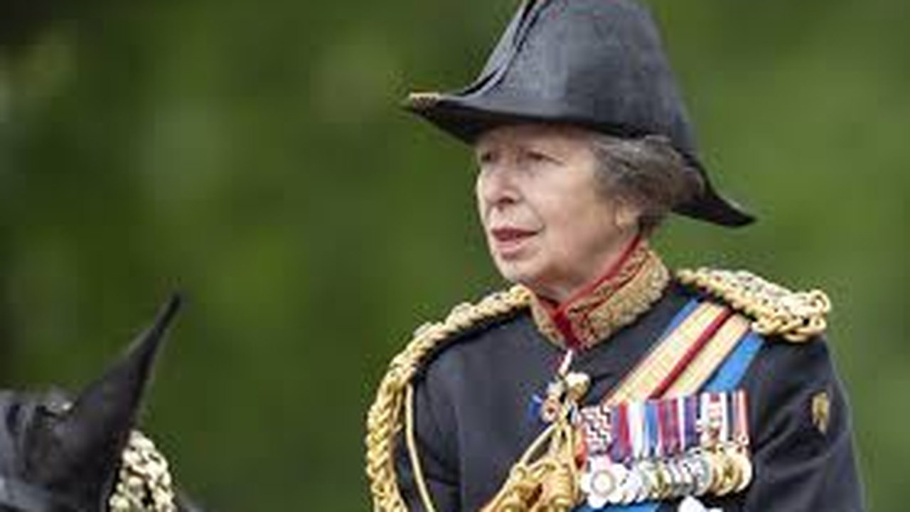 Princesa Anne, irmã do rei Charles, fica em observação após sofrer ferimentos leves e concussão em incidente doméstico 