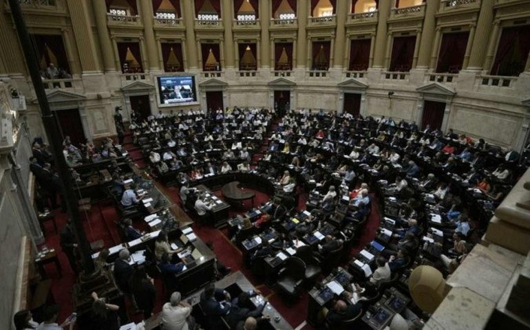 Câmara da Argentina aprova Lei de Bases em votação geral, com aval para algumas privatizações