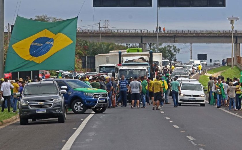 PRF pede reforço da Força Nacional e aeronaves da PF para liberar estradas bloqueadas