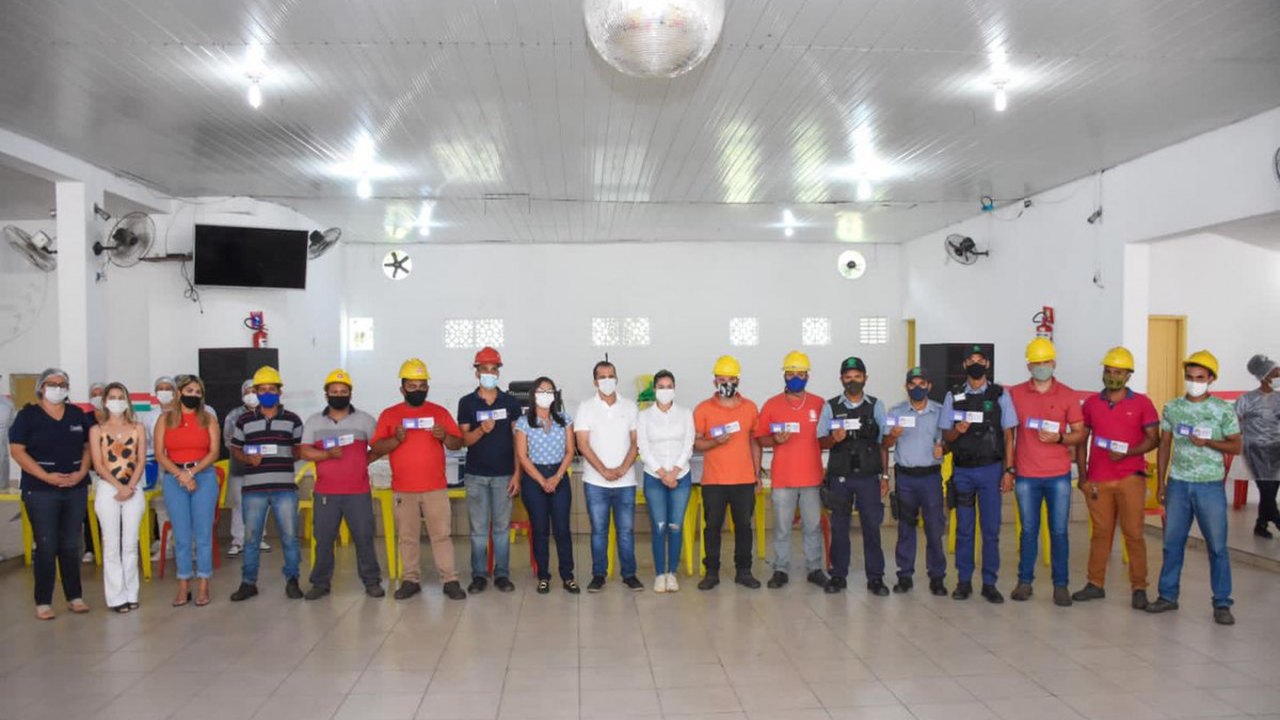 Saúde de São José da Laje vacina trabalhadores da indústria da Usina Serra Grande