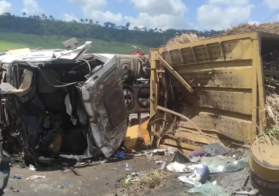 Acidente entre duas carretas deixa vítima presa às ferragens em Alagoas