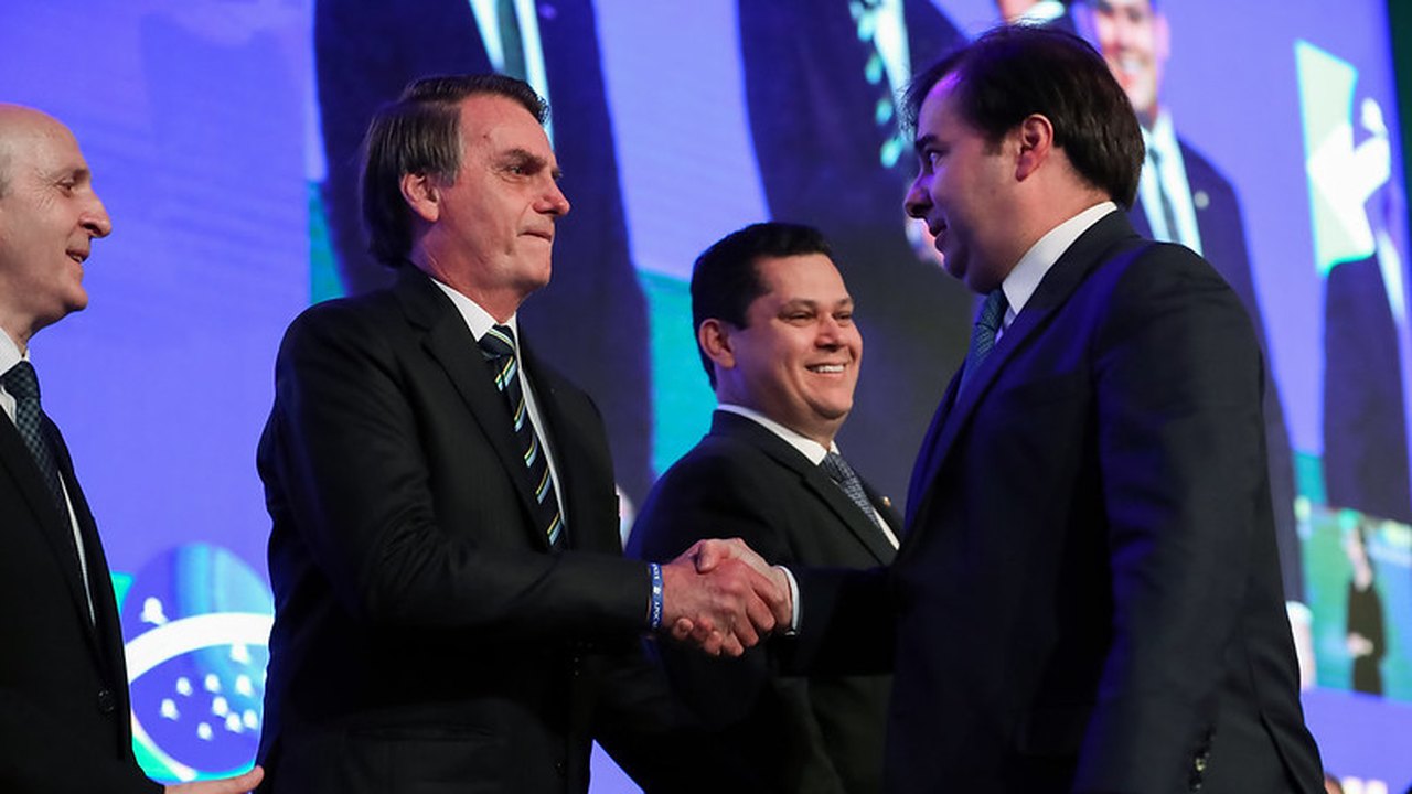 Congresso só não se afastou definitivamente de Bolsonaro por causa da crise do coronavírus, diz Maia