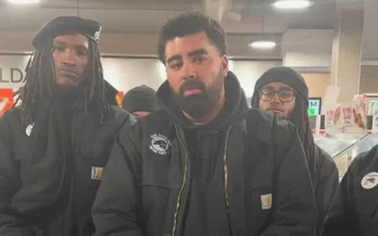 Grupo armado inspirado nos Panteras Negras adere a protestos contra o ICE após morte de ativista