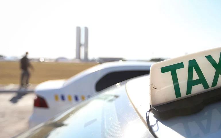 Casal de mulheres sofre ofensas homofóbicas de taxista em Botafogo