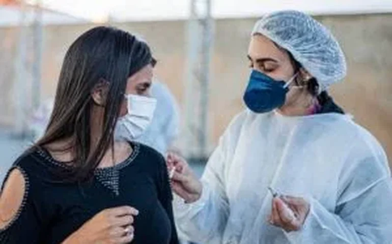 Cidade de Botucatu se prepara para vacinação em massa contra a dengue em 18 de janeiro com postos 'drive-thru' na Unesp