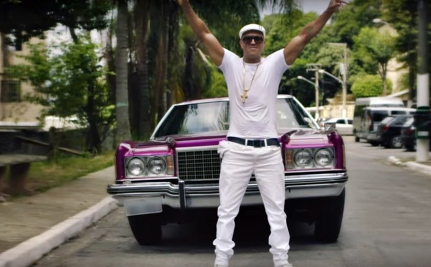 Mano Brown vira motorista de Uber em vídeo promocional