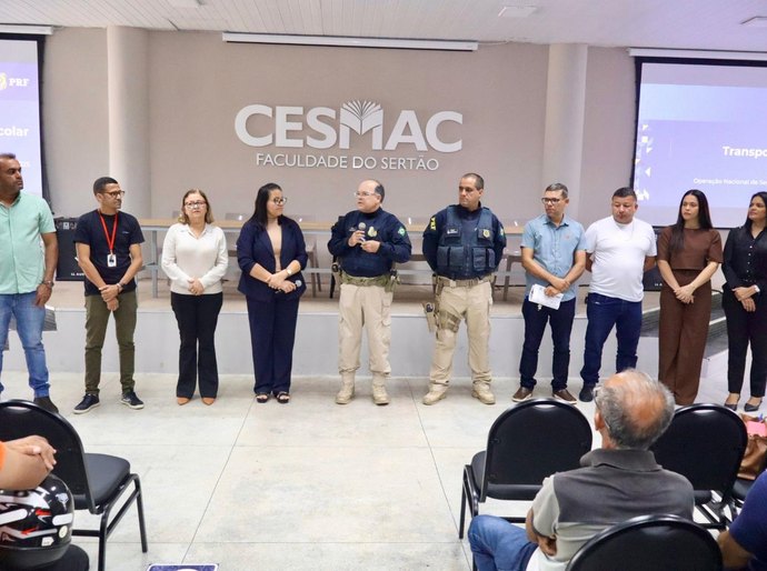 Motoristas da rede municipal de ensino de Palmeira participam de palestra com a Polícia Rodoviária Federal