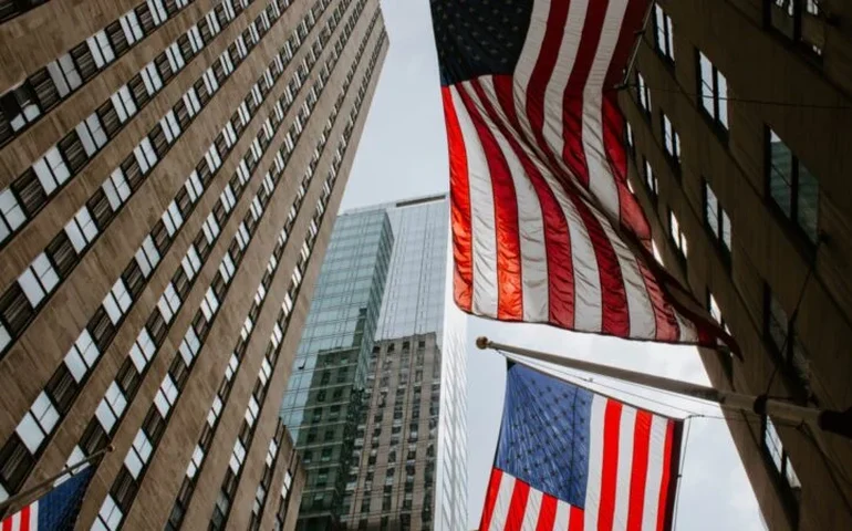 CEOs de Big Techs com corpo de cachorro e mais: tecnologia e política dos EUA dão o tom da 23ª da Art Basel Miami Beach