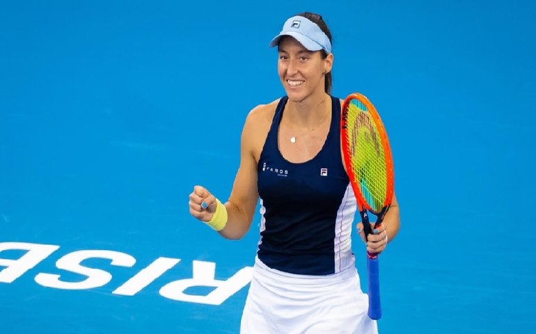 Luisa Stefani elimina Bia Haddad nas duplas em Adelaide; Marcelo Melo avança