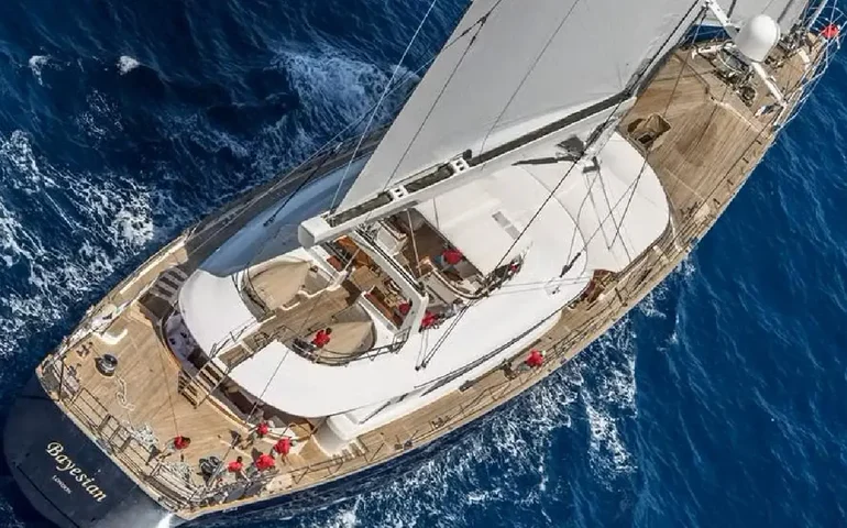 Itália retira cinco corpos de iate naufragado; MP investiga causas