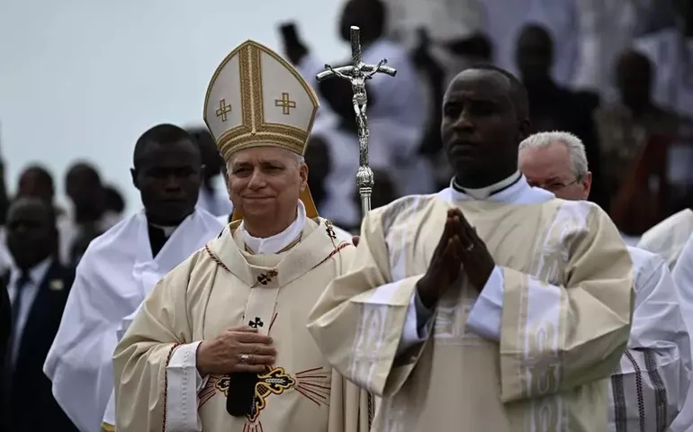 'Humanidade sente fome de paz', diz Papa em missa para 120 mil em Camarões