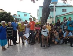 Jovens levam o carinho e os donativos para os idosos do Leal