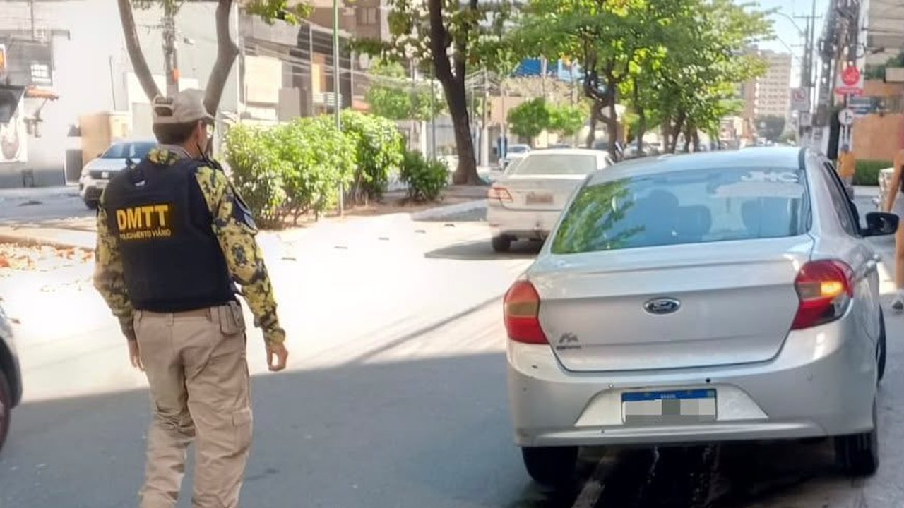 Motorista inabilitado é flagrado em veículo irregular durante fiscalização na Ponta Verde