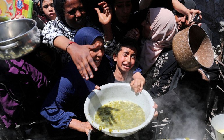 Israel abre fogo contra milhares de palestinos famintos em Gaza
