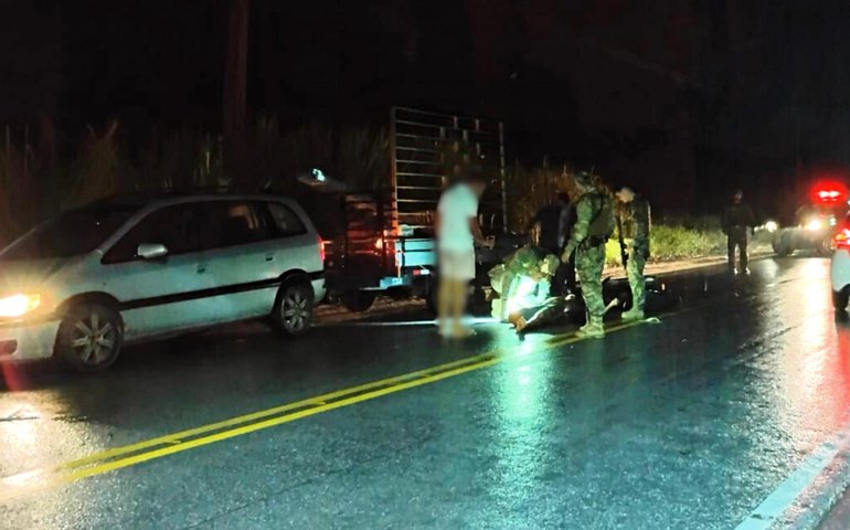 Policiais civis socorrem vítima de acidente em rodovia de Alagoas