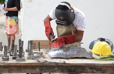 Dependentes químicos recuperados concluem curso de soldador