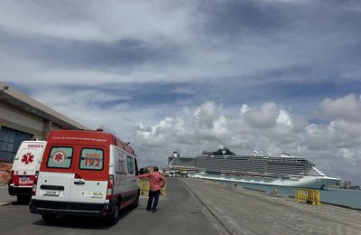 Samu atende idoso a bordo de navio atracado no Porto de Maceió
