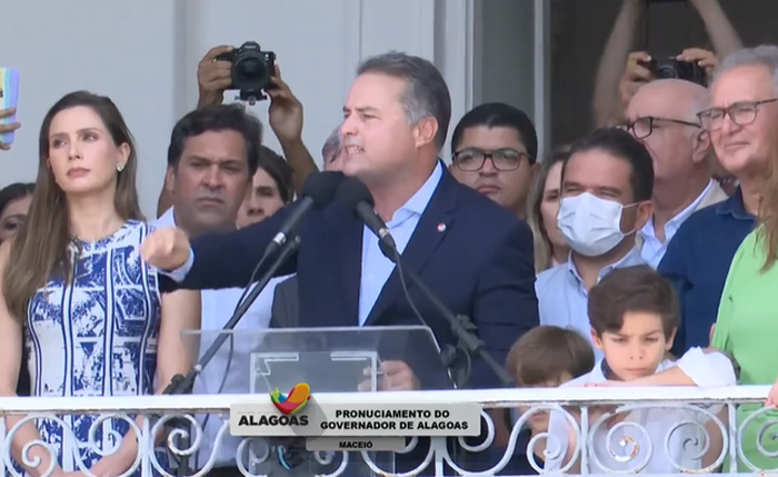 Renan Filho durante discurso em que anunciou vacância do cargo de governador