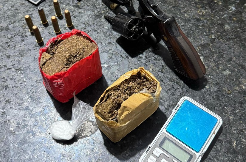Dois homens são presos com armas e drogas em ações da Polícia Militar