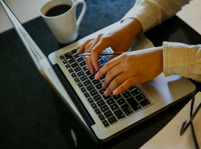 Home office sob vigilância: até onde vai o direito de monitorar o trabalhador?