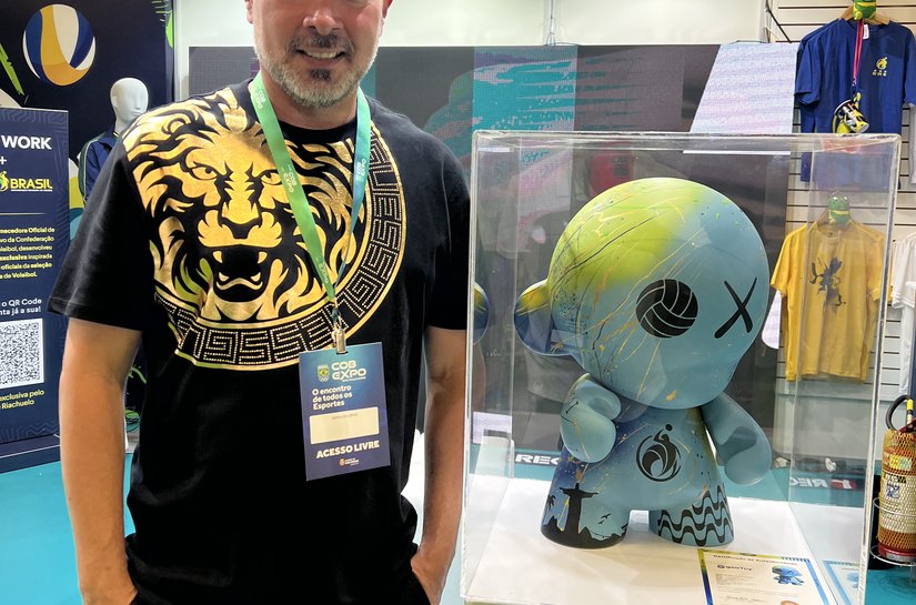Atletas destaques do vôlei masculino irão receber troféu de toy art produzido por artista alagoano