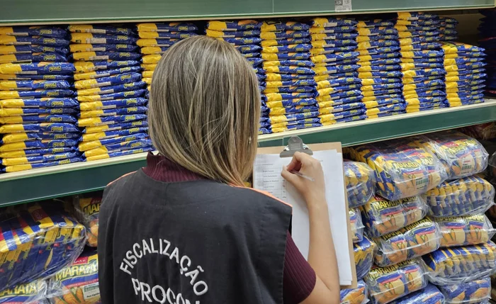 Pesquisadora do Procon Maceió fazendo levantamento de preços de itens da cesta básica Pesquisadora do Procon Maceió fazendo levantamento de preços de itens da cesta básica