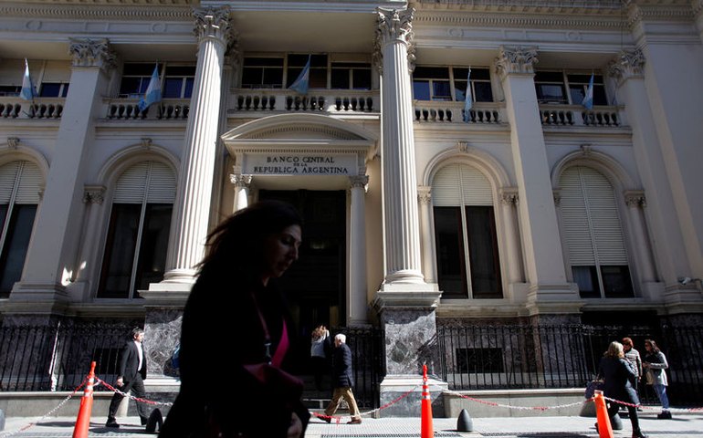 Argentina anuncia desvalorização mais lenta do peso ao projetar trajetória de queda da inflação