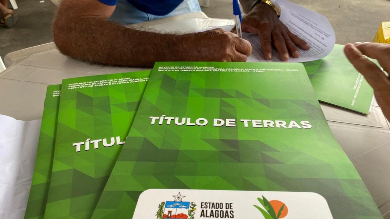 Iteral entrega títulos de terra a agricultores familiares de Delmiro Gouveia
