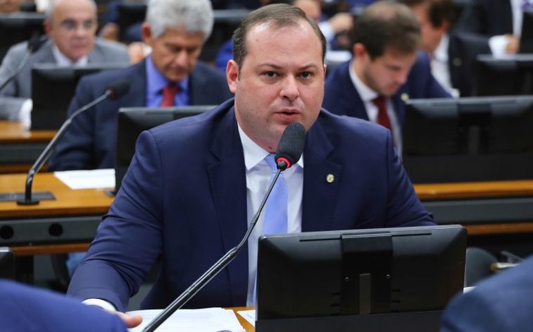 CCJ aprova política de treinamento no SUS sobre órteses e próteses