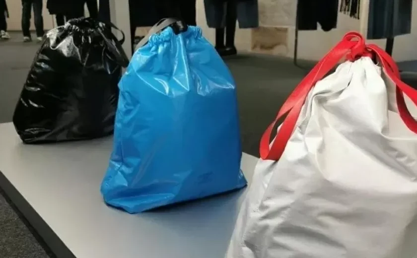 Balenciaga vende bolsa inspirada em saco de lixo por R$ 9 mil