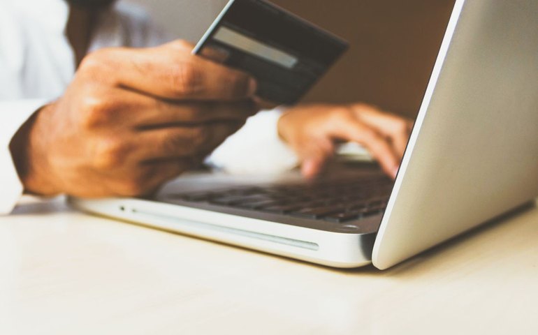 Consumo da alta renda e compras digitais elevam gastos com cartões
