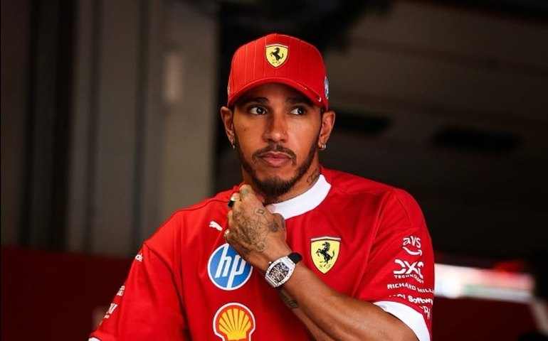 Após bater em treino, Hamilton perde três posições no grid por bloquear Verstappen