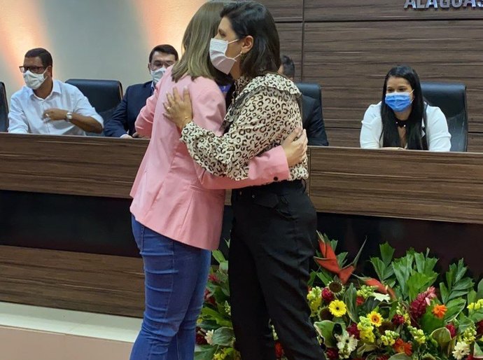 Prefeita Marcela Gomes é agraciada com Prêmio Destaque 2021 por sua gestão em Novo Lino
