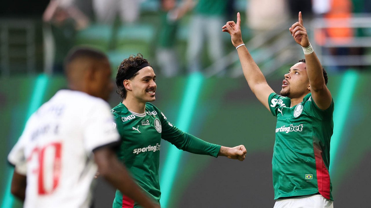 Palmeiras goleia Vasco e reabre vantagem no Brasileirão: 4 a 1