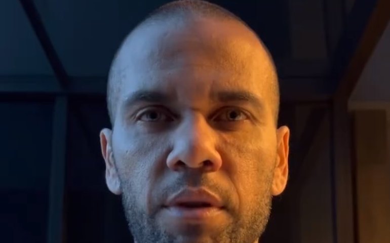 Daniel Alves está 'inteiro', e vamos recorrer da condenação, diz advogada do jogador