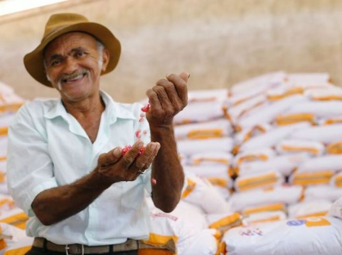 Pequenos produtores são beneficiados com a entrega de mais de 100 toneladas de grãos