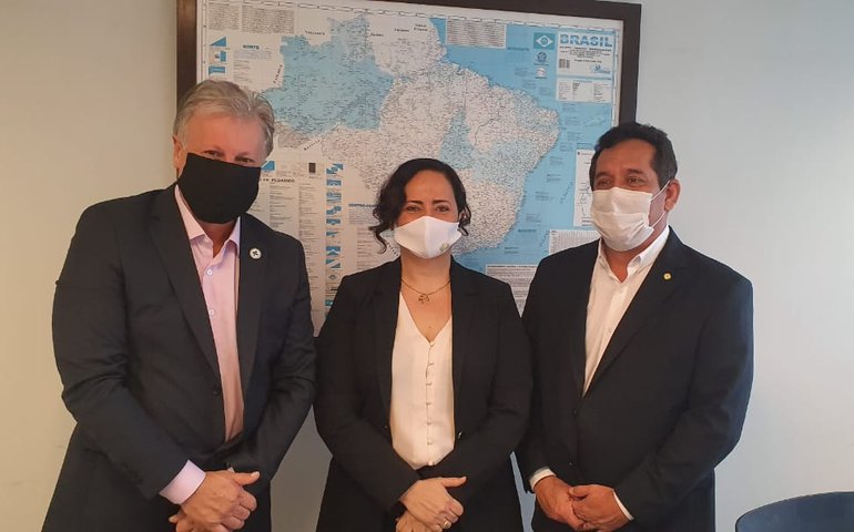 Fabiana Pessoa vai ao Ministério da Saúde e solicita 15 respiradores para Arapiraca