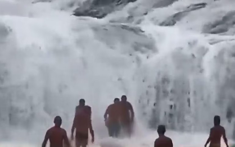 Onda gigante surpreende banhistas no Rio; Marinha prorroga alerta de ressaca
